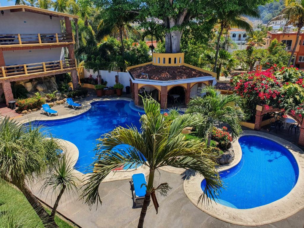 una vista aérea de una piscina en un complejo en Bungalows As De Oros en Rincon de Guayabitos