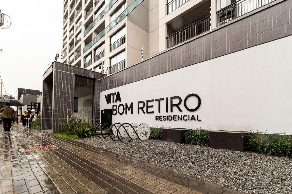 un panneau sur le côté d'un bâtiment dans l'établissement Vita Bom Retiro, à São Paulo