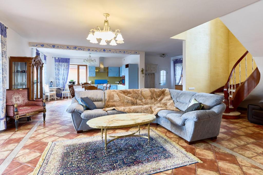 een woonkamer met een bank en een tafel bij Villa Santa Agata in Bobritsa