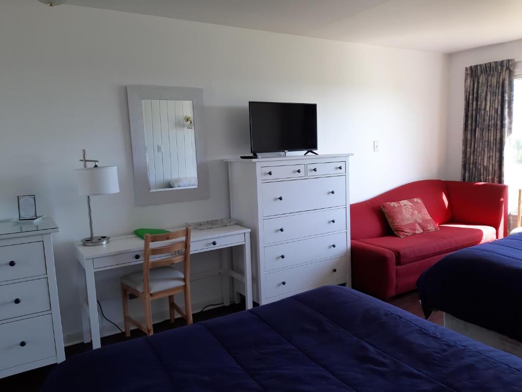 TV a/nebo společenská místnost v ubytování Balmoral Motel