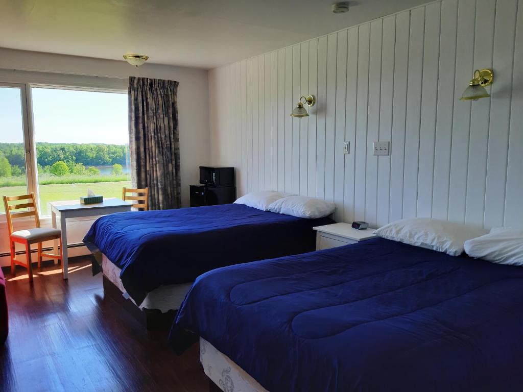 Postel nebo postele na pokoji v ubytování Balmoral Motel