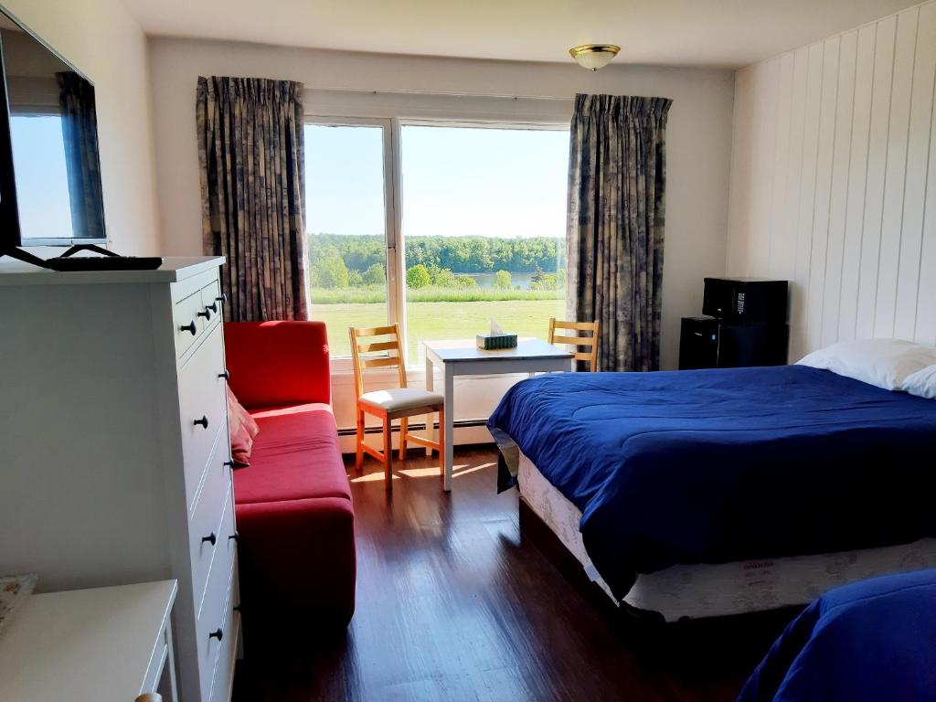 Postel nebo postele na pokoji v ubytování Balmoral Motel