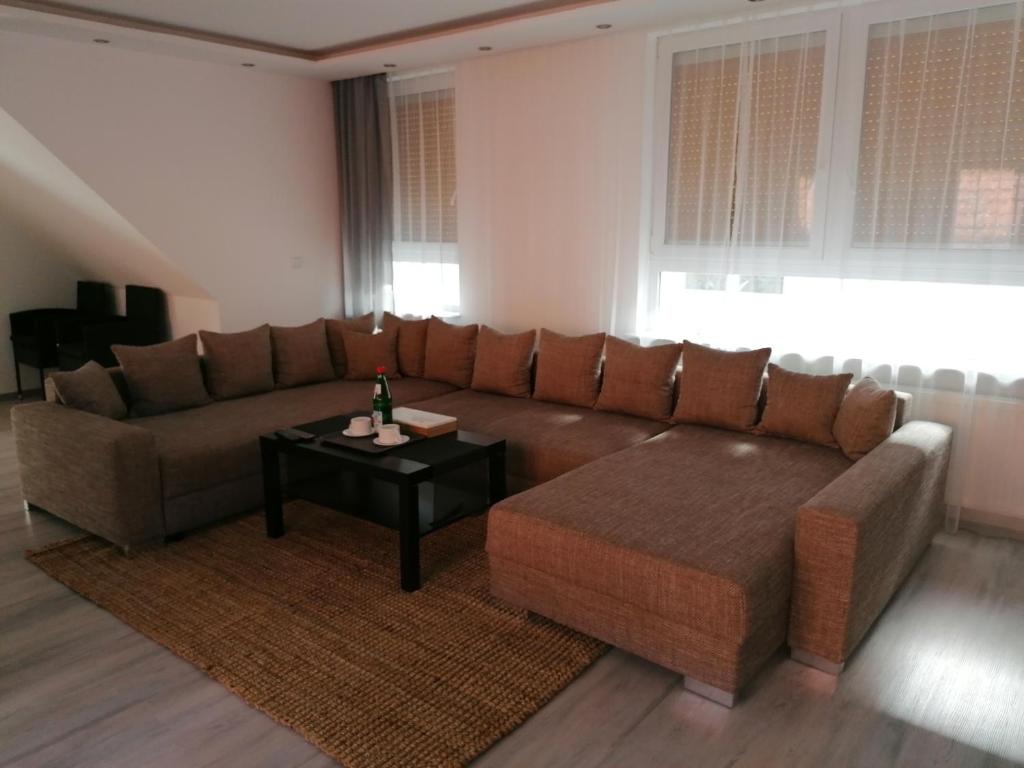 sala de estar con sofá y mesa de centro en Ferienwohnung Resit 2, en Steinhude