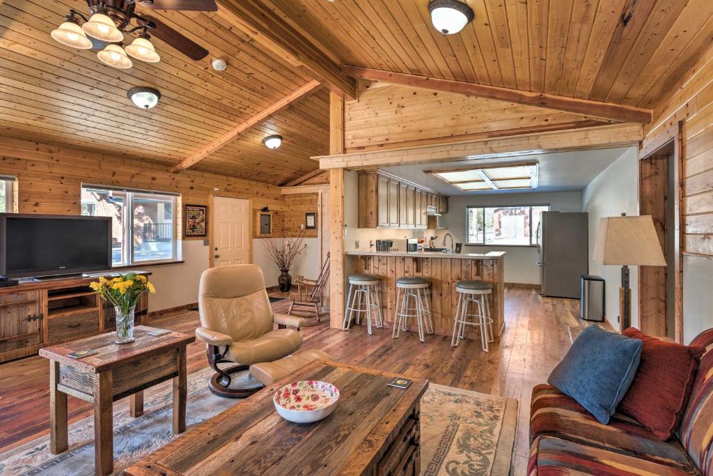 ein Wohnzimmer mit einem Sofa und einem Tisch in der Unterkunft Victor Woodland Cabin Retreat with Fire Pit in Victor