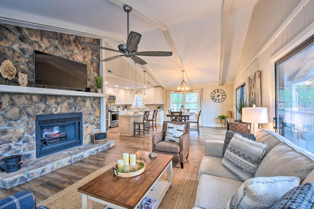 Modern Mtn Living Large Family Resort Home!