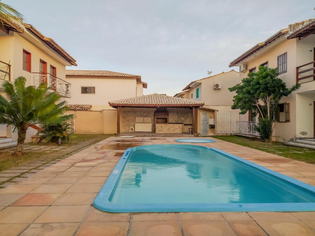 uma piscina no quintal de uma casa em Espaçoso e aconchegante. em Porto Seguro