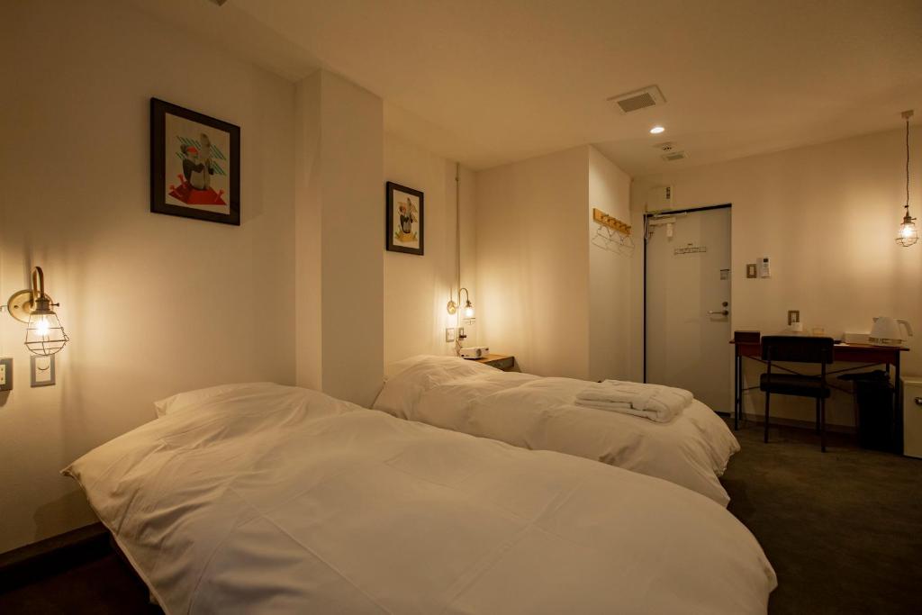 Postel nebo postele na pokoji v ubytování BENJAMIN HOTEL KANAZAWA