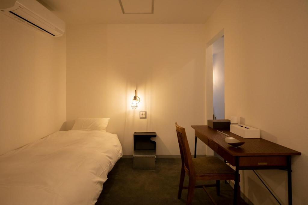 Postel nebo postele na pokoji v ubytování BENJAMIN HOTEL KANAZAWA