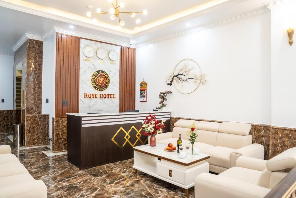 ล็อบบี้หรือแผนกต้อนรับของ Rose Hotel Quảng Bình