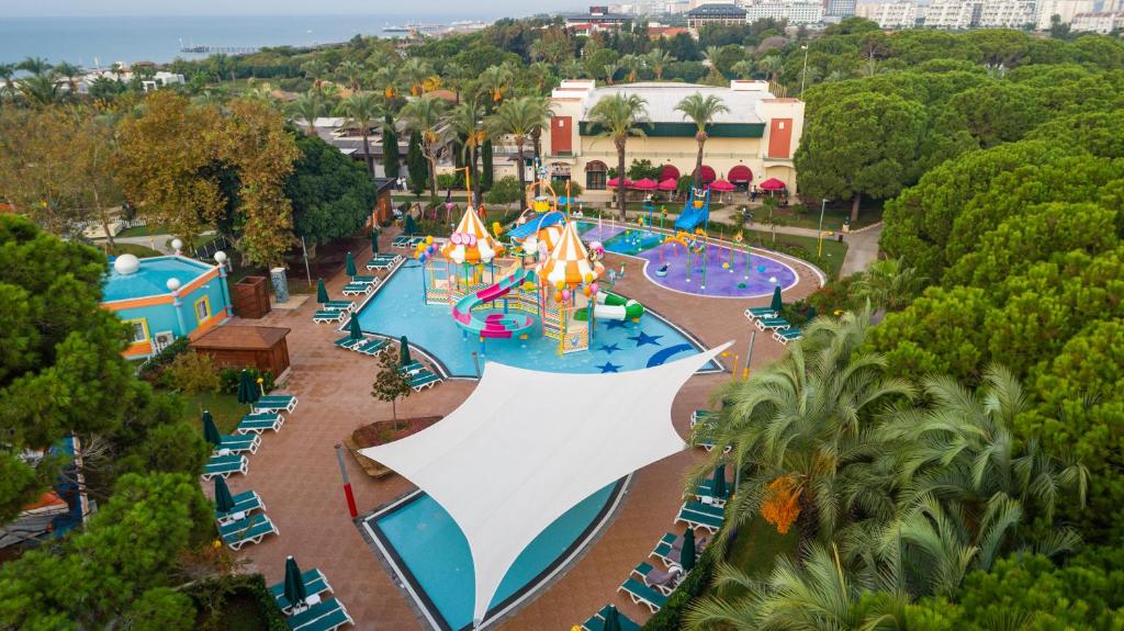 Bazén v ubytování IC Hotels Green Palace - Kids Concept nebo v jeho okolí