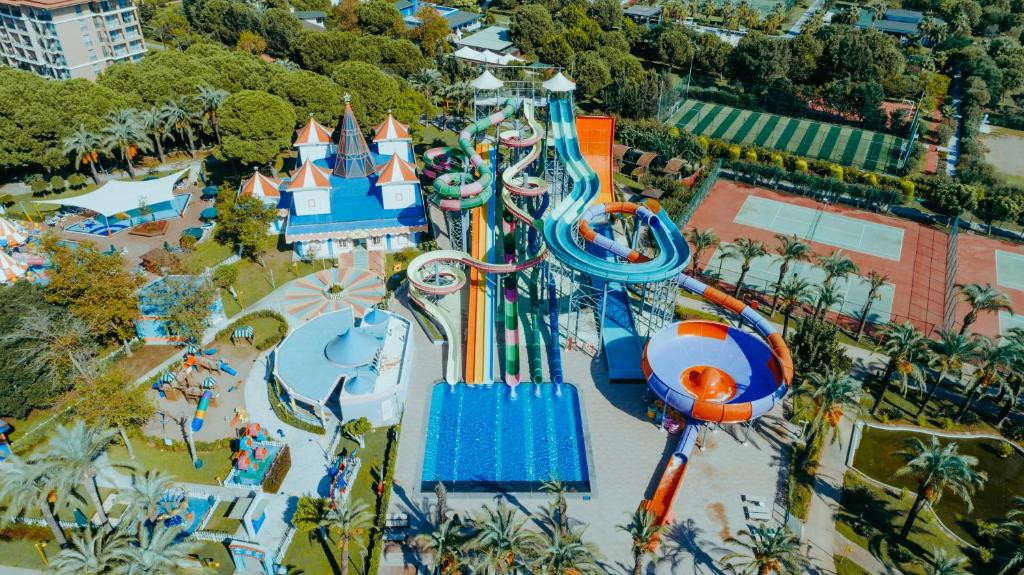 Bazén v ubytování IC Hotels Green Palace - Kids Concept nebo v jeho okolí