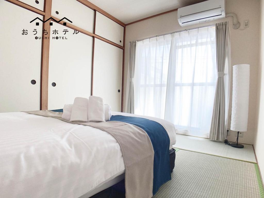 Giường trong phòng chung tại OUCHI HOTEL Hijiyama