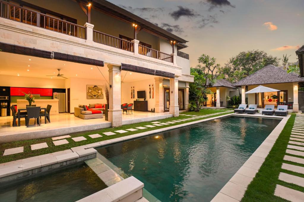 una imagen de una casa con piscina en Villa Zanissa en Seminyak