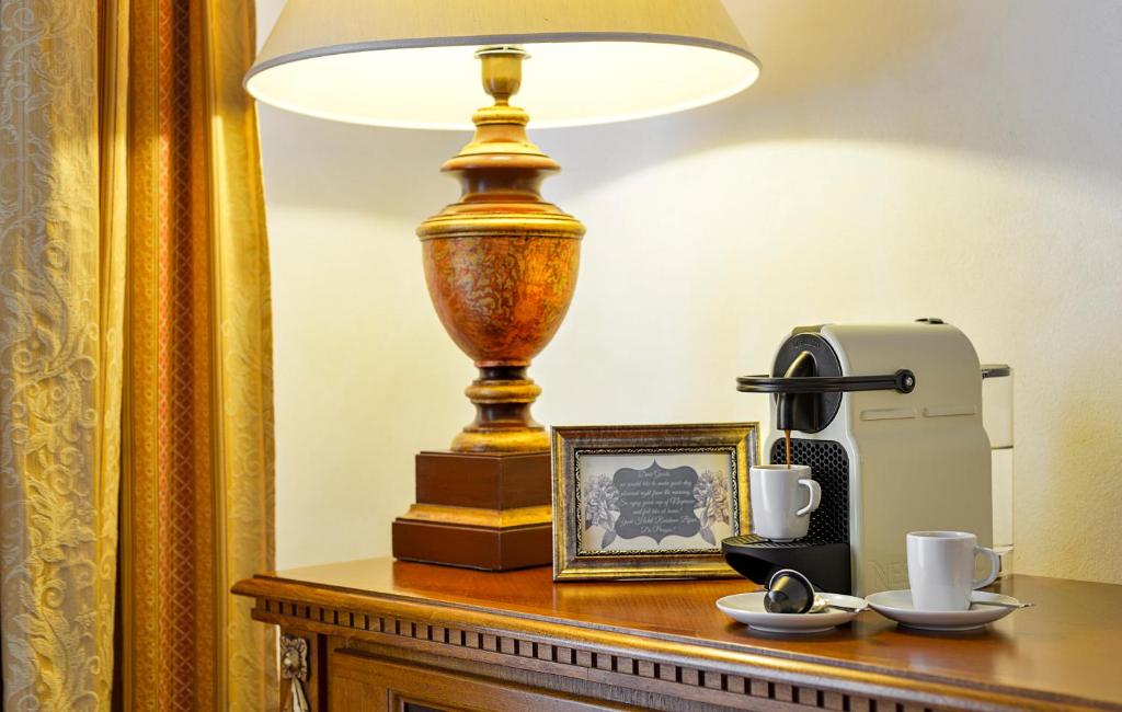 Příslušenství pro přípravu čaje a kávy v ubytování Hotel Residence Bijou de Prague
