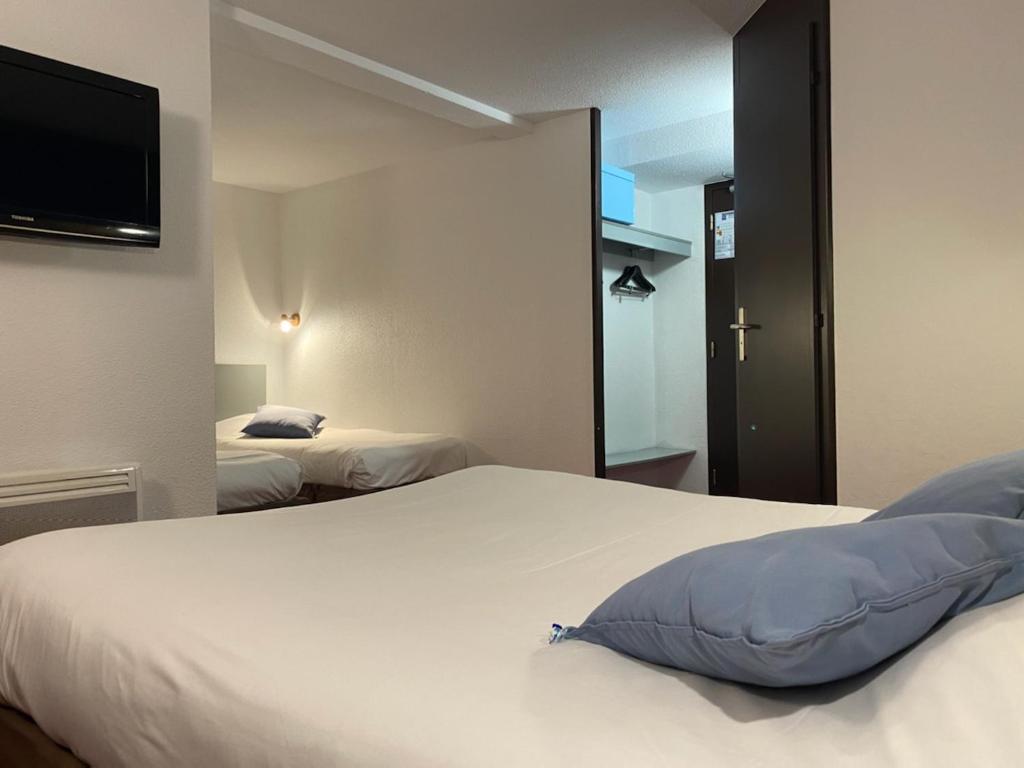 Postel nebo postele na pokoji v ubytování Enzo Hotels Vierzon by Kyriad Direct