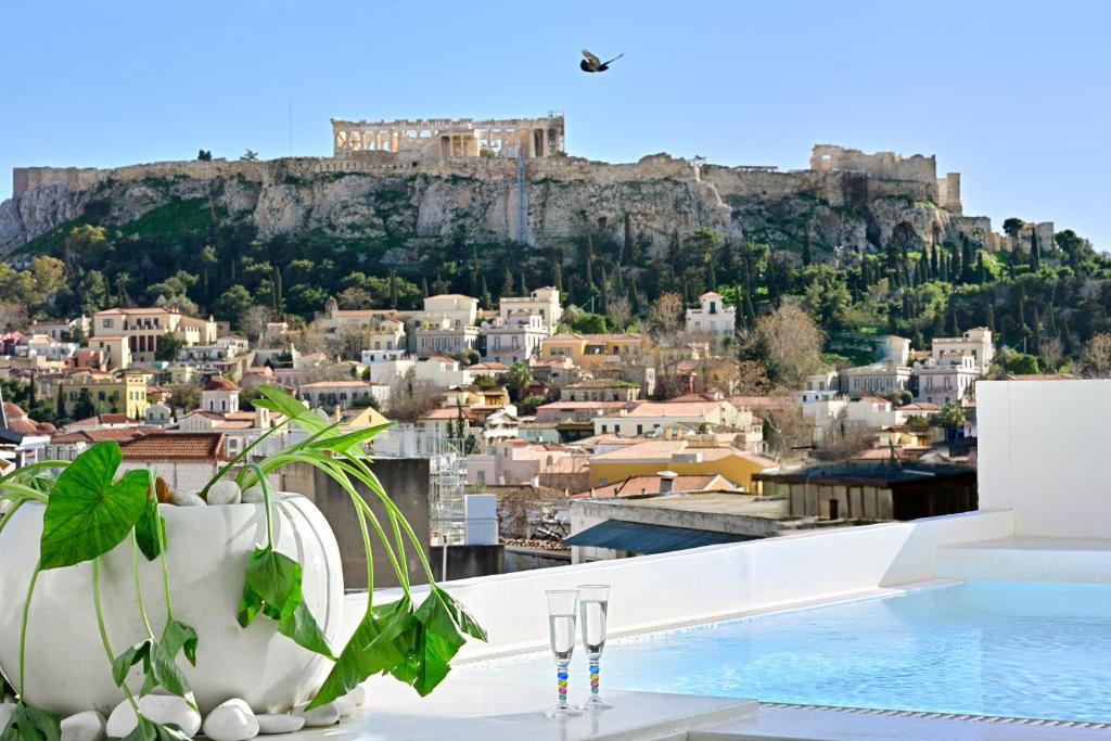 una villa con piscina y vistas a la acrópolis. en ALTO PSYRRI PENTHOUSE by K&K, en Atenas