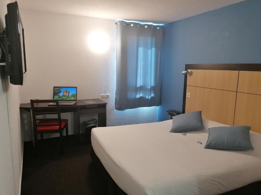 Postel nebo postele na pokoji v ubytování Enzo Hotels Vierzon by Kyriad Direct
