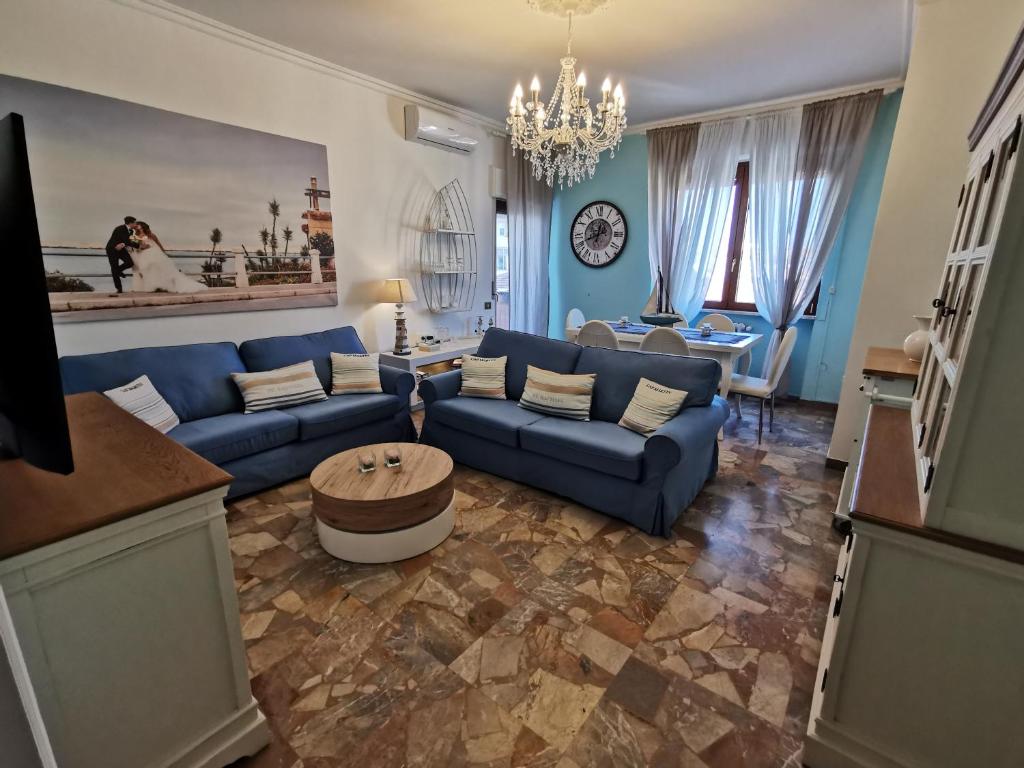 A seating area at Appartamento Miramare