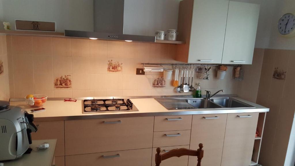 A kitchen or kitchenette at Appartamento Miramare