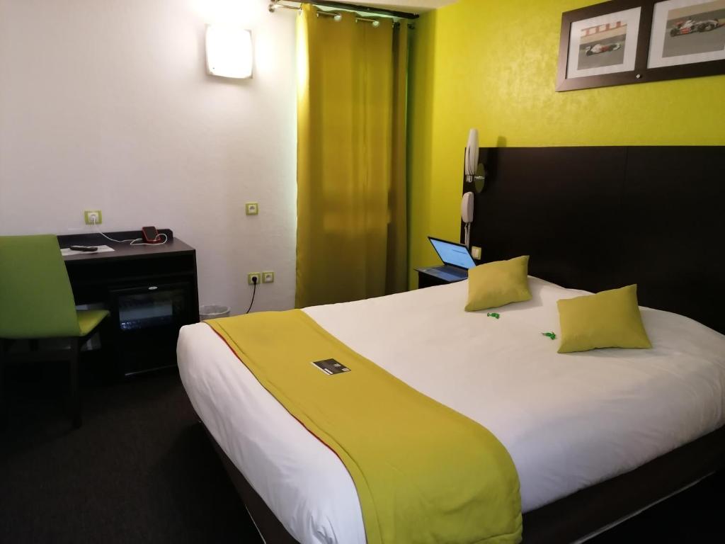 Postel nebo postele na pokoji v ubytování Enzo Hotels Vierzon by Kyriad Direct