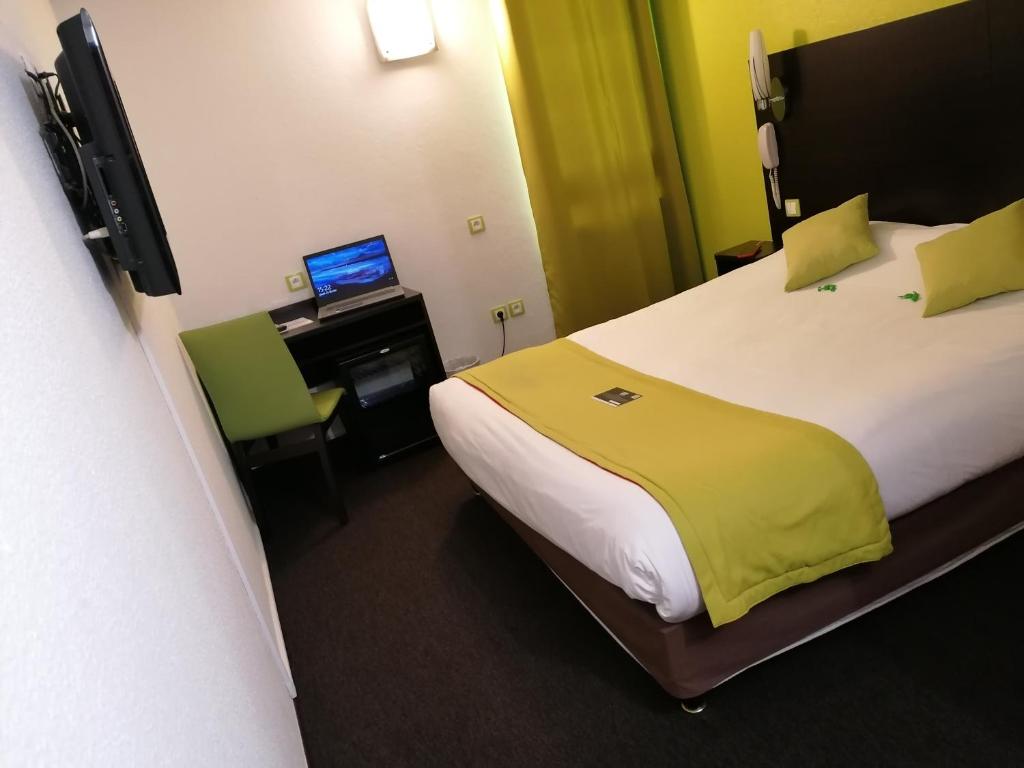 Postel nebo postele na pokoji v ubytování Enzo Hotels Vierzon by Kyriad Direct