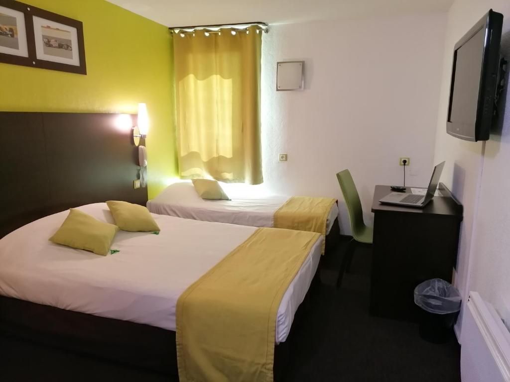 Postel nebo postele na pokoji v ubytování Enzo Hotels Vierzon by Kyriad Direct