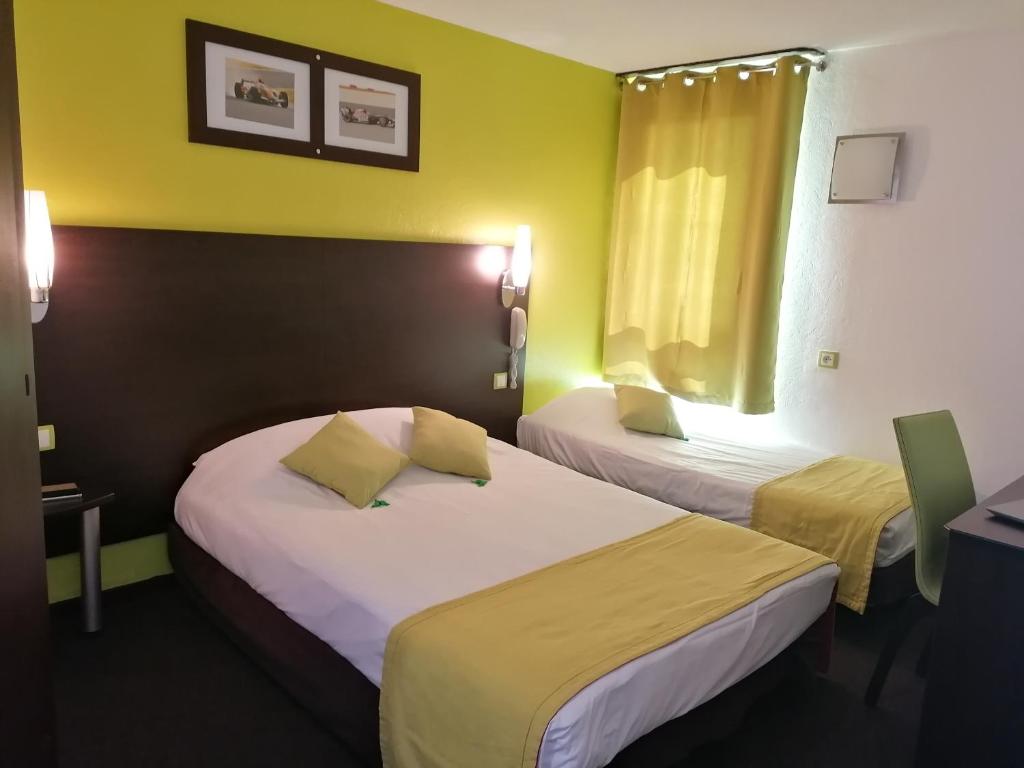 Postel nebo postele na pokoji v ubytování Enzo Hotels Vierzon by Kyriad Direct