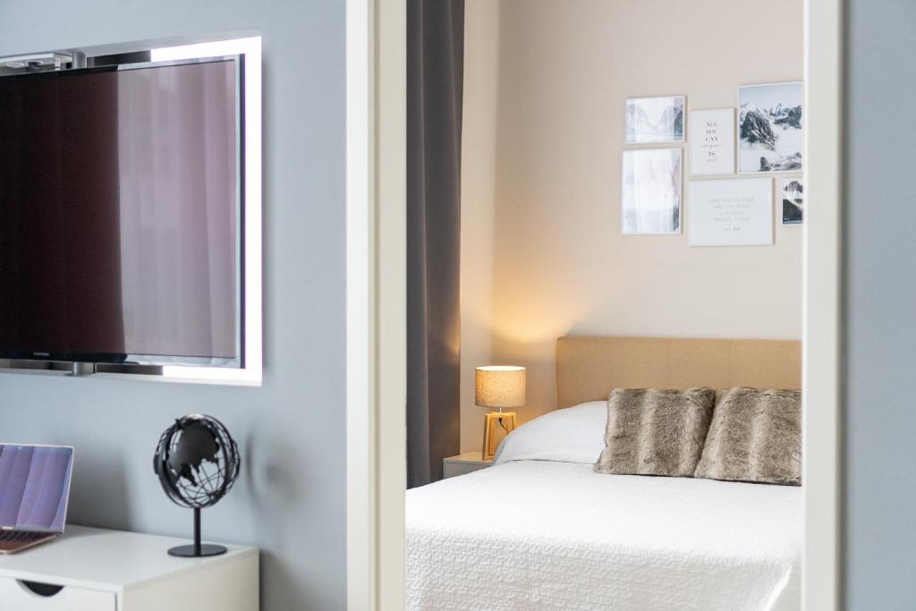Un dormitorio con una cama y un televisor de pantalla plana. en Apartment an der Altstadt (#2), en Hameln