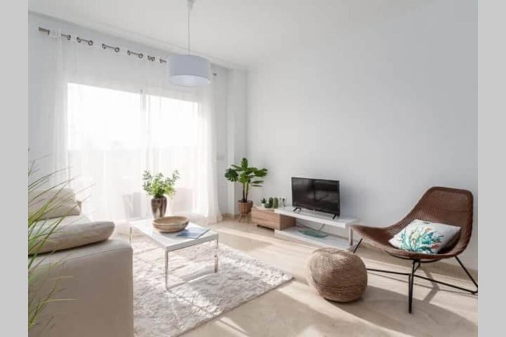 uma sala de estar com um sofá e uma cadeira em Casa Elsi Prachtig vernieuwd appartement em Manilva