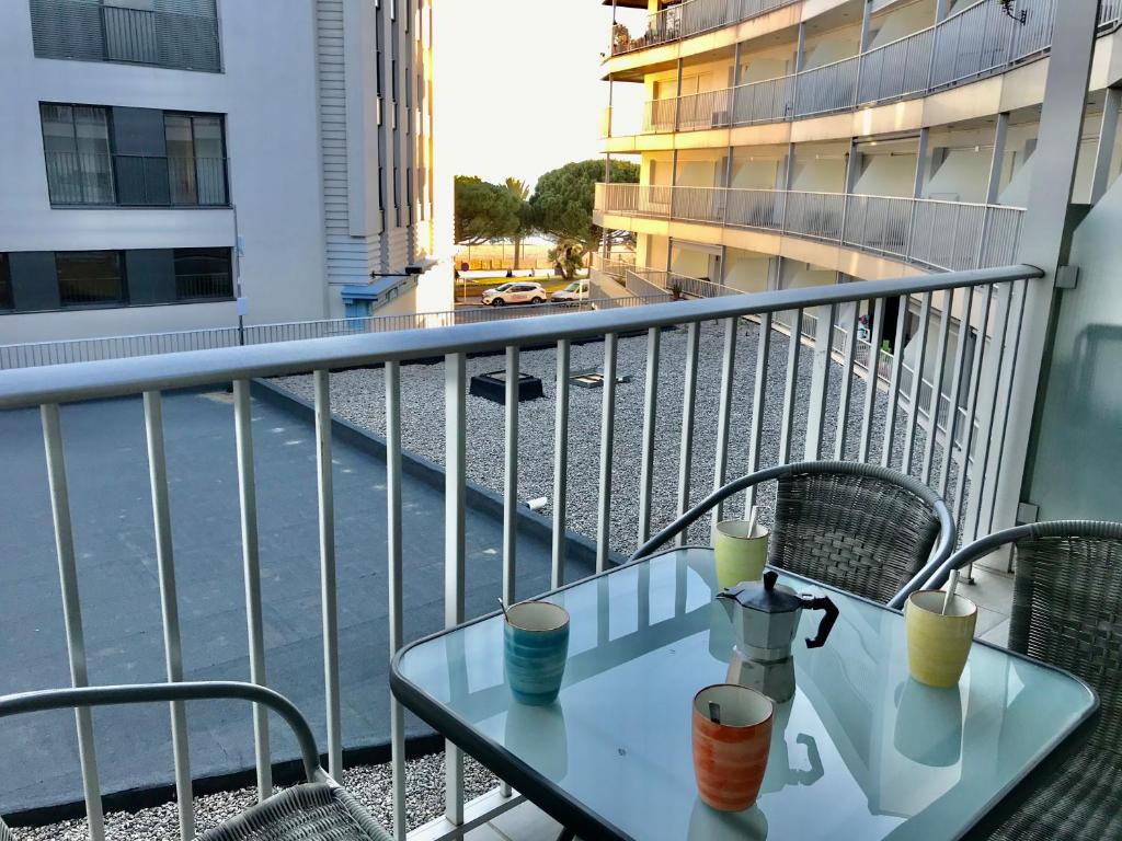Rõdu või terrass majutusasutuses PALMERAS - Apartamento en el centro de Roses - cerca de la playa - terraza - wifi