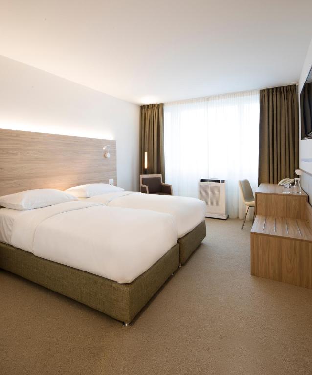 Llit o llits en una habitació de Continental Hotel Lausanne