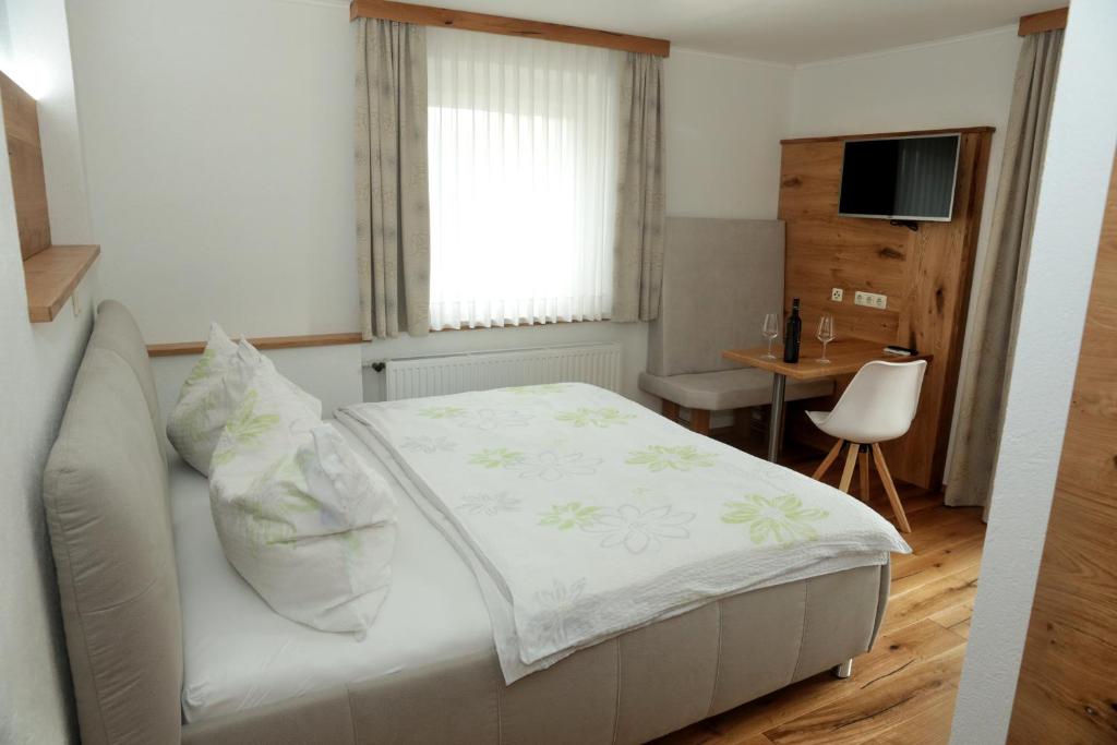 Postel nebo postele na pokoji v ubytování Gästehaus Elisabeth by keuschengut