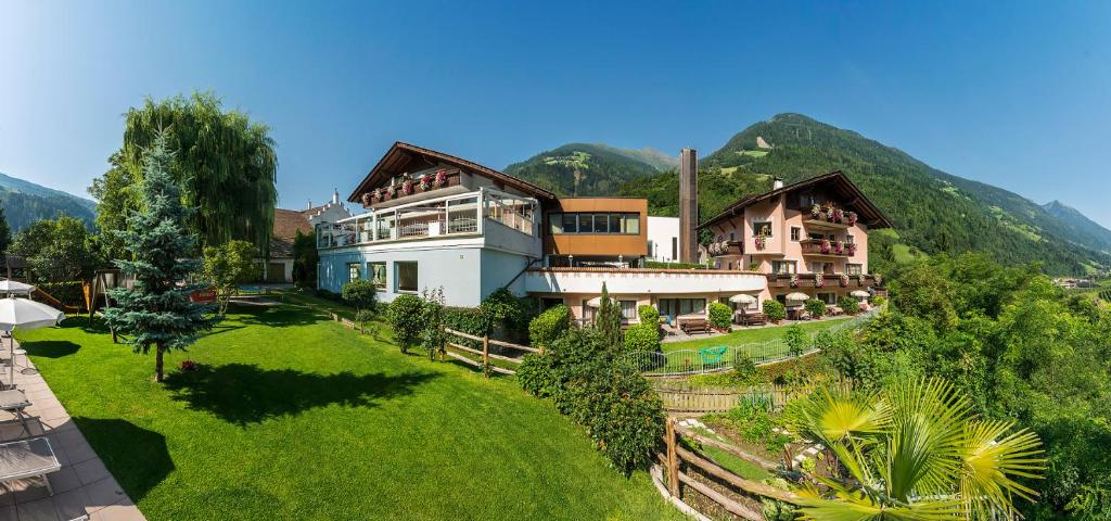 een luchtzicht op een huis met bergen op de achtergrond bij Alpenhof Lodge in Saltusio