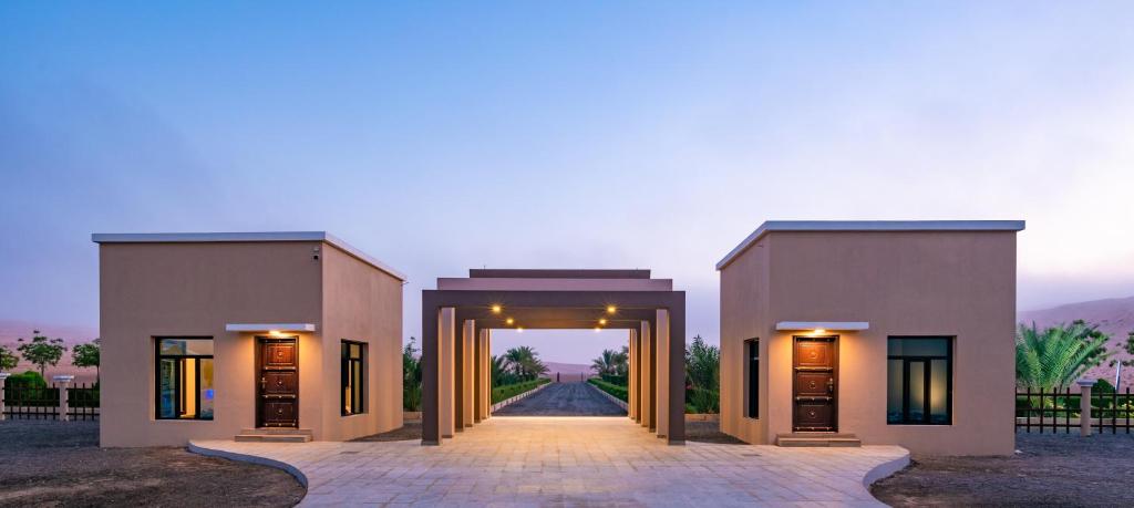 dom z korytarzem prowadzącym na podjazd w obiekcie Arabian Nights Resort & Spa w mieście Shāhiq
