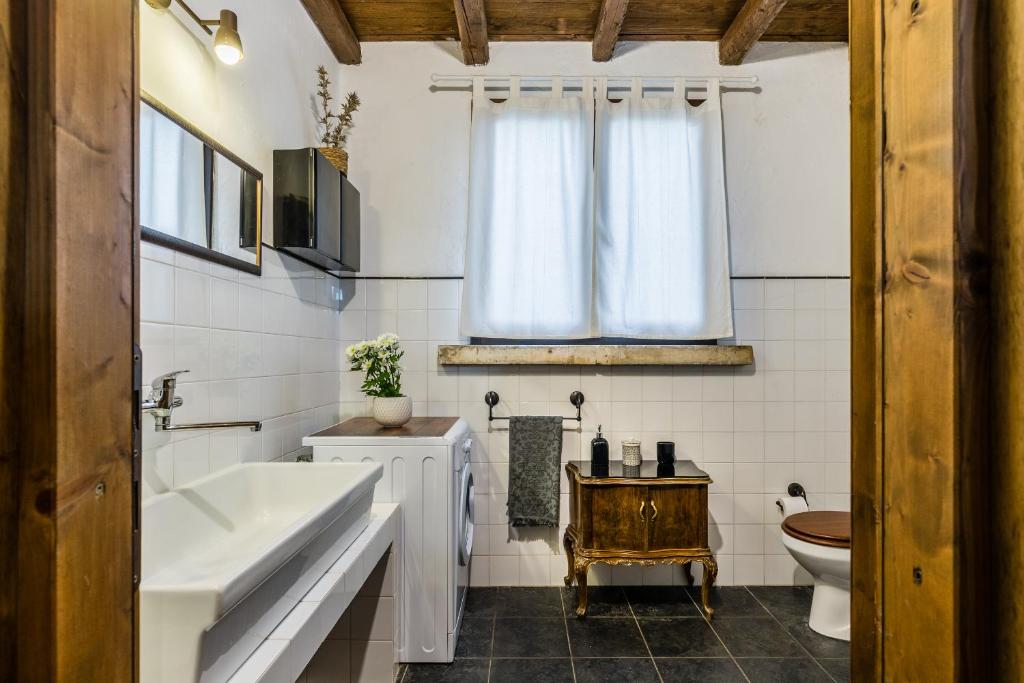Kuchnia lub aneks kuchenny w obiekcie Authentic Sicilian Charm, pool, sea view, wi-fi & parking