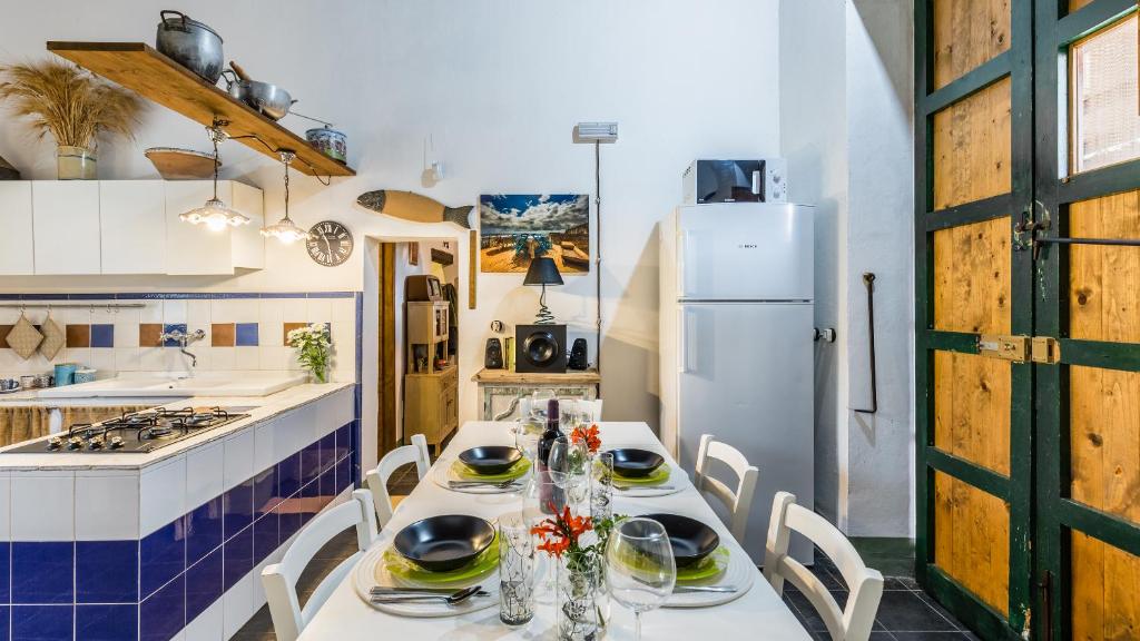 Kuchnia lub aneks kuchenny w obiekcie Authentic Sicilian Charm, pool, sea view, wi-fi & parking
