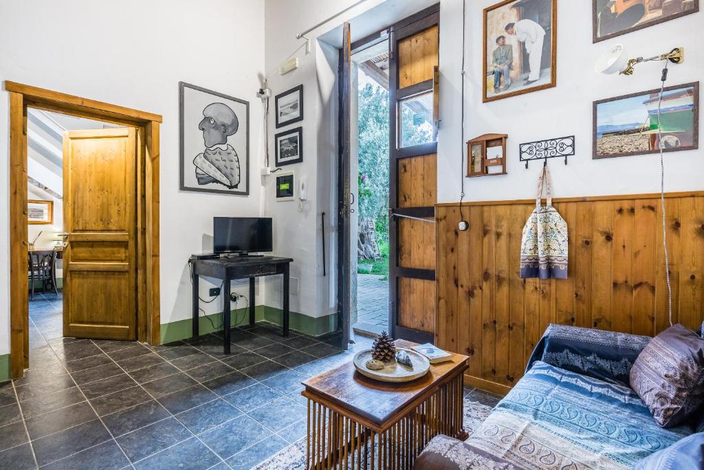 Telewizja i/lub zestaw kina domowego w obiekcie Authentic Sicilian Charm, pool, sea view, wi-fi & parking