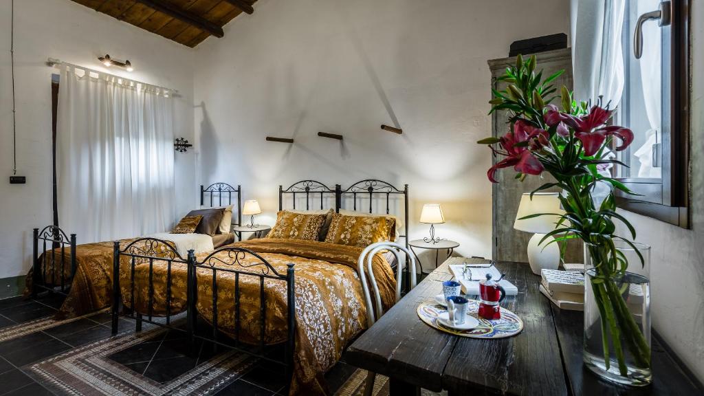 Łóżko lub łóżka w pokoju w obiekcie Authentic Sicilian Charm, pool, sea view, wi-fi & parking