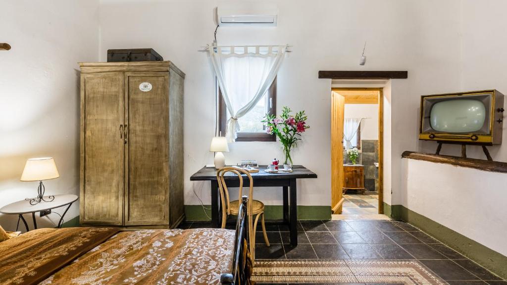 Telewizja i/lub zestaw kina domowego w obiekcie Authentic Sicilian Charm, pool, sea view, wi-fi & parking