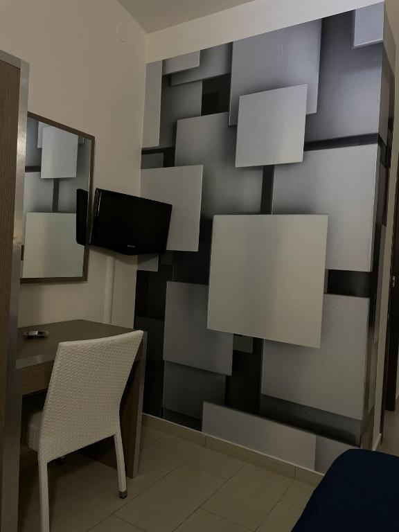 Televízia a/alebo spoločenská miestnosť v ubytovaní Hotel Cristian