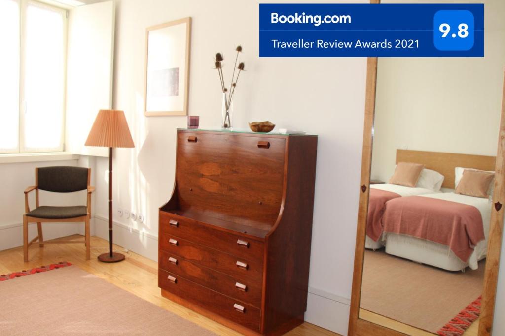 1 dormitorio con tocador, cama y espejo en Amazing City Center Apartment Porto Villa Lóios en Oporto