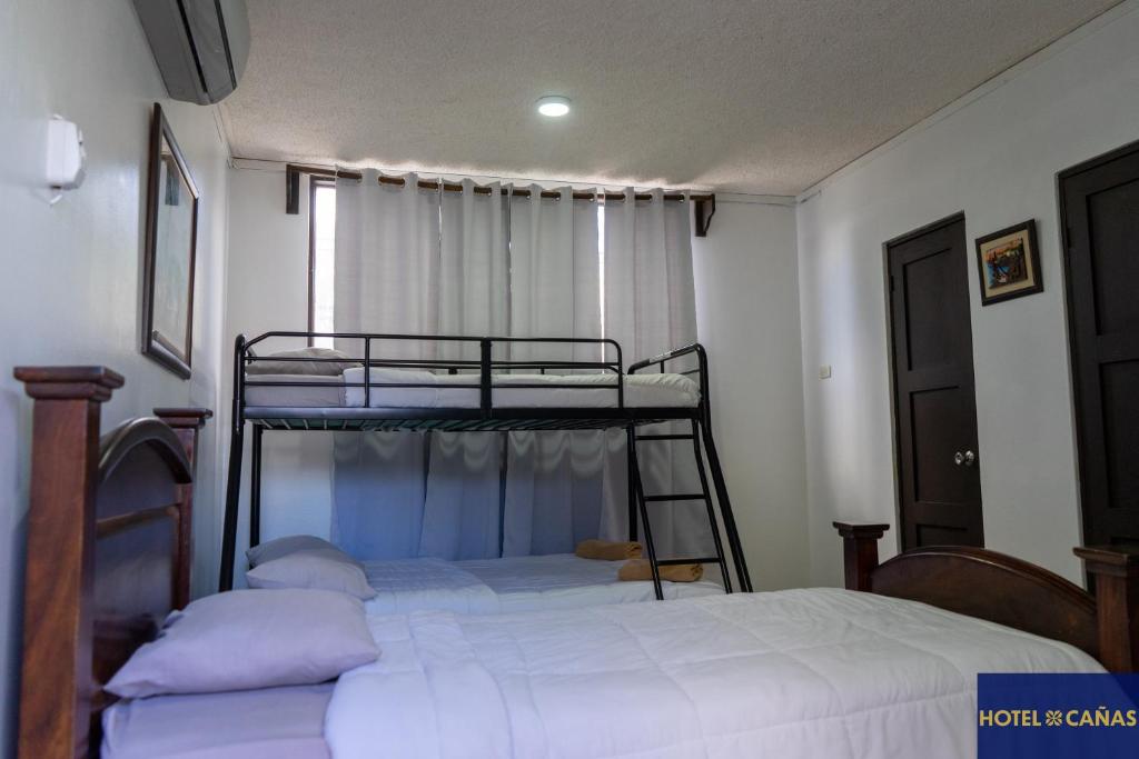 Postel nebo postele na pokoji v ubytování Hotel Cañas