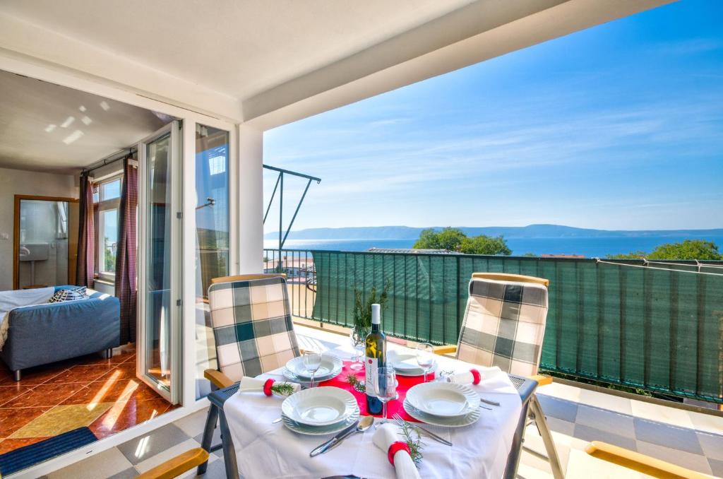 een tafel op een balkon met uitzicht op de oceaan bij DADA in Novi Vinodolski