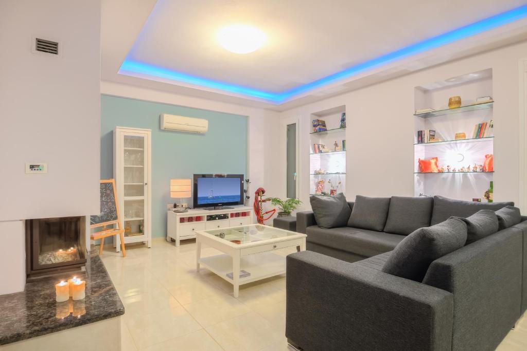 Televízia a/alebo spoločenská miestnosť v ubytovaní Romantic Evas Cottage
