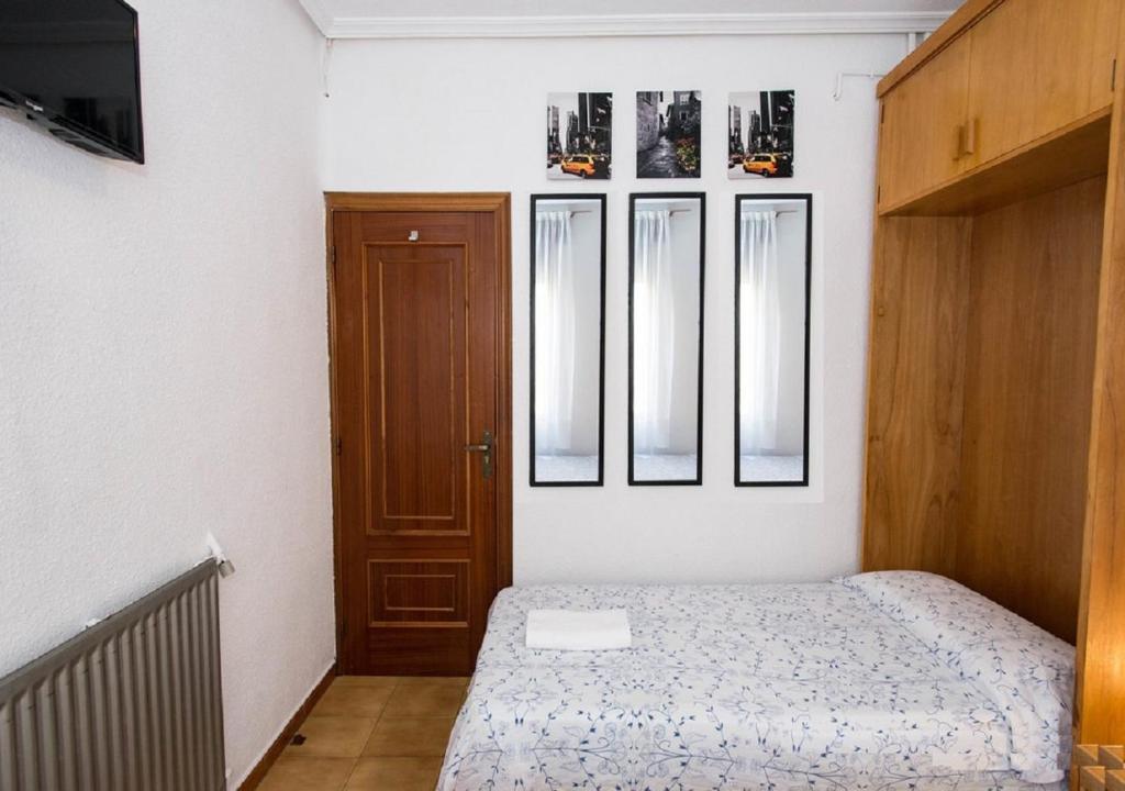 Pension Salamanca - Double Room With Shared Bathroom