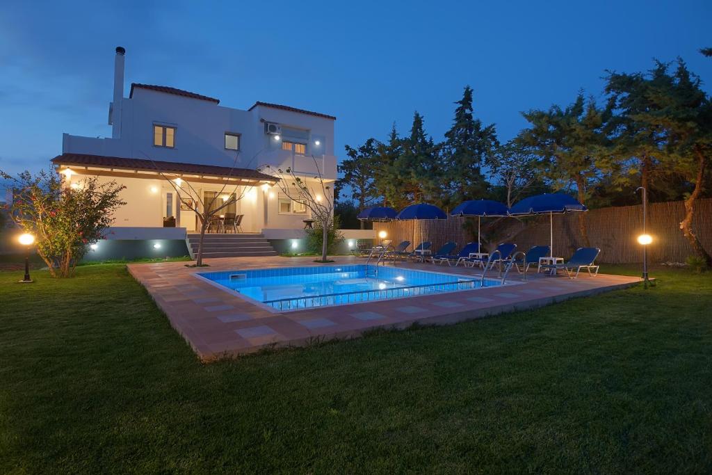 Bazén v ubytovaní Romantic Evas Cottage alebo v jeho blízkosti
