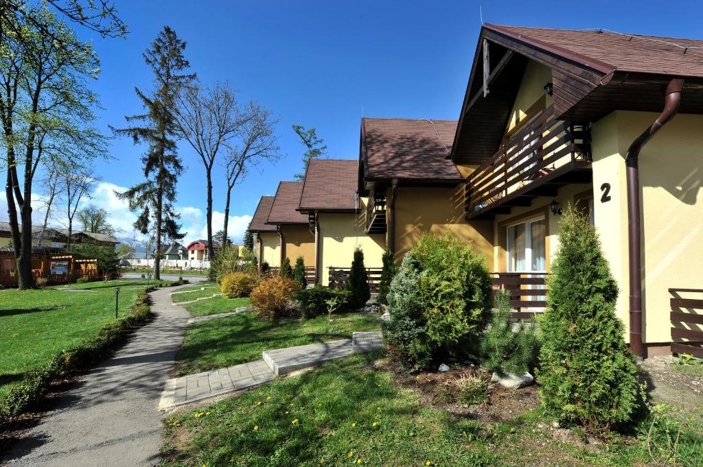 une maison avec un chemin devant elle dans l'établissement APLEND Villas Tatry Holiday, à Veľký Slavkov