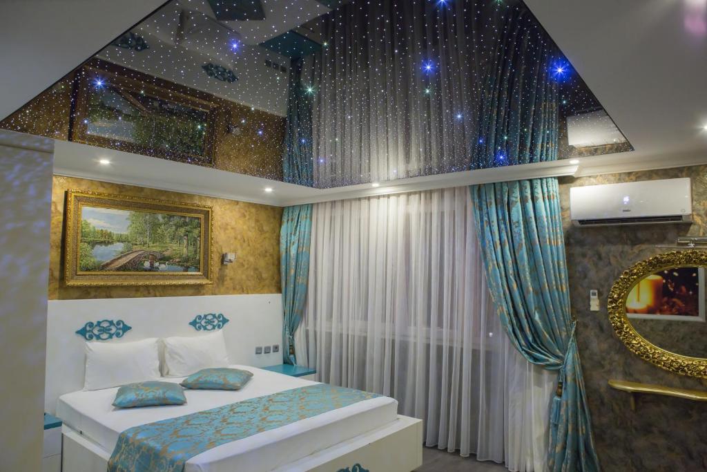 A bed or beds in a room at ERDEM HOTEL