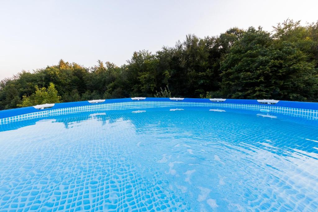 Bazén v ubytování Glamping - Hayrack Vesel nebo v jeho okolí