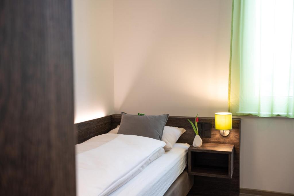 Postel nebo postele na pokoji v ubytování eee Hotel Graz